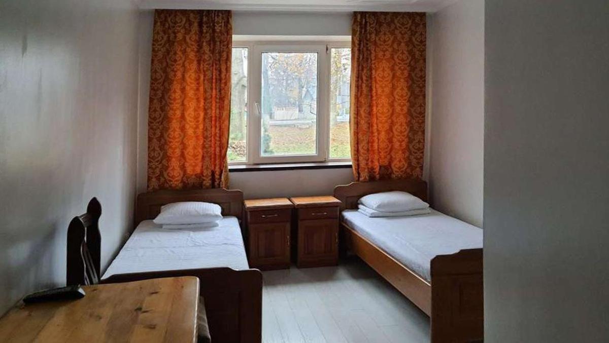 Hotel Leoton Chernivtsi Exterior foto