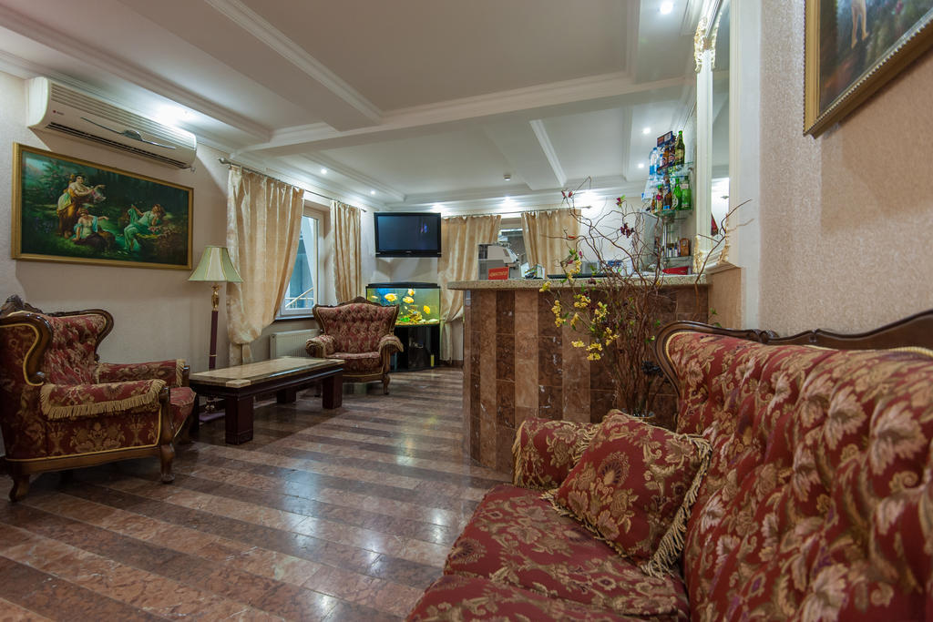 Hotel Leoton Chernivtsi Exterior foto